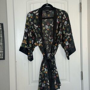 Victoria's Secret Black Floral Satin Kimono Robe Size M/L